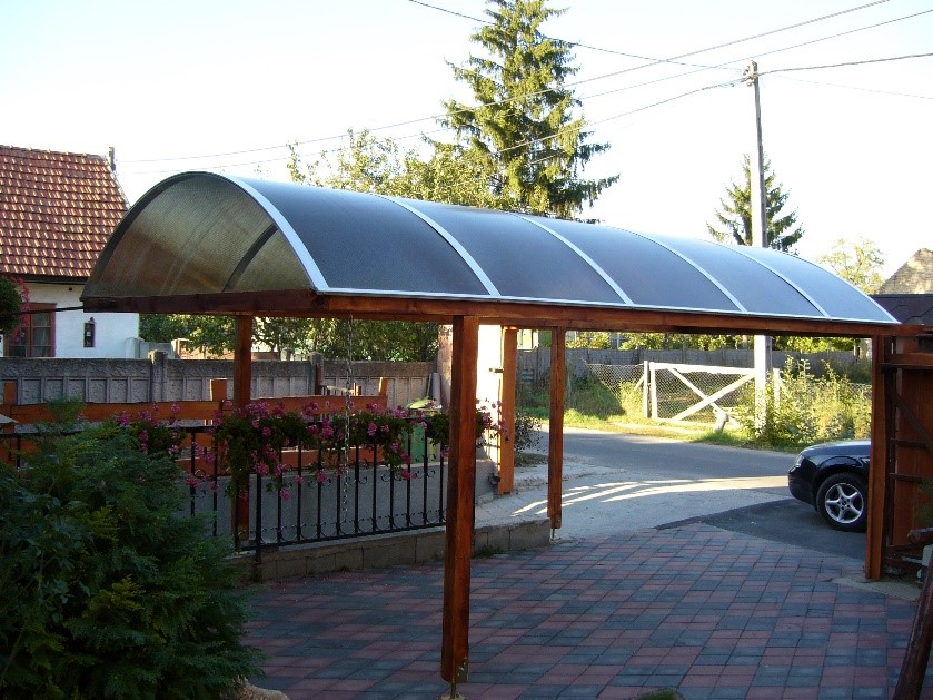 ívelt polikarbonát tető autóbeálló bronz