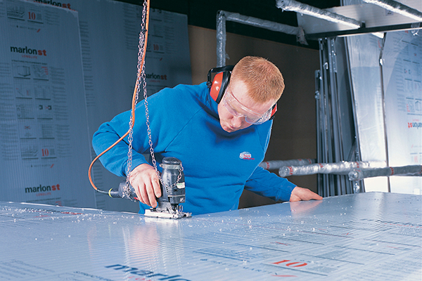 Bemutatjuk, hogyan tudja ön is szakszerűen beszerelni a polikarbonátot, milyen anyagokra és szerszámokra van ehhez szüksége.